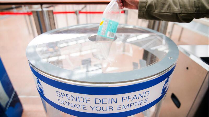 Flüssigkeitsregeln an Flughäfen – Keine Änderung in Hamburg Reisende am Hamburger Flughafen sollten die 100-Milliliter-Grenze beachten.