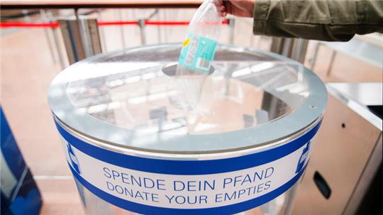 Reisende am Hamburger Flughafen sollten die 100-Milliliter-Grenze beachten.