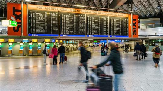 Reisende gehen durch die Abflughalle des Flughafens Rhein-Main. Der Warnstreik des Bodenpersonals der Lufthansa ist beendet.