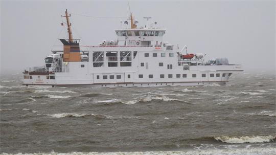Reisende könnten am Wochenende wegen des Herbststurmes Einschränkungen im Fährverkehr zu einigen Nordseeinseln erleben. (Archivbild)