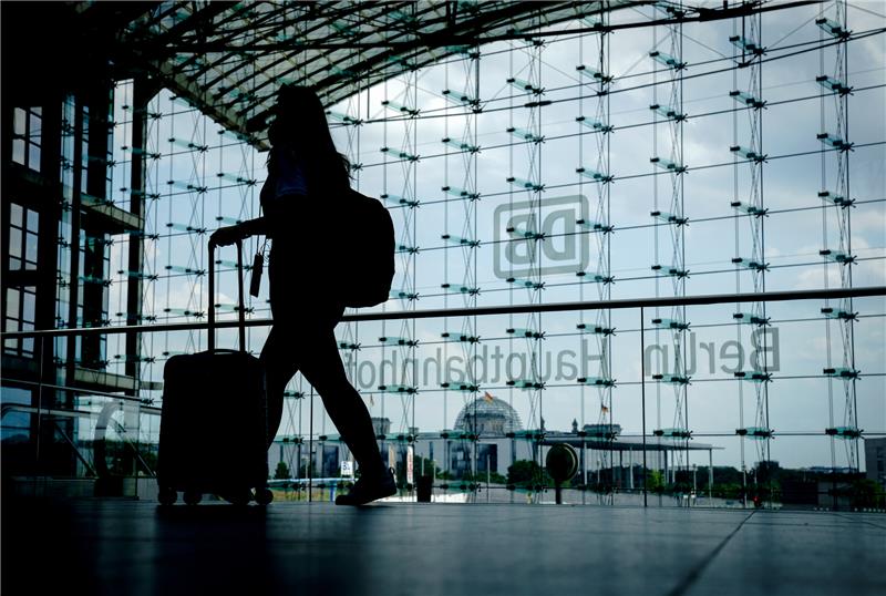 Reisende müssen ab Montag erneut mit Verzögerungen und Ausfällen im Bahnverkehr rechnen. Wer auf alternative Verkehrsmittel umsteigen will, sollte besser schnell sein. Foto: Kay Nietfeld/dpa