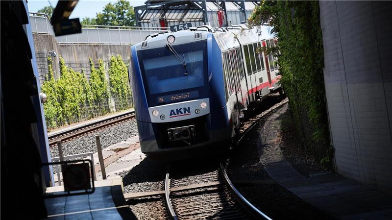 Reisende müssen sich wegen Bauarbeiten auf Zugausfälle beider AKN einstellen. (Archivbild)