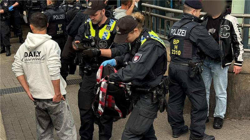 Reisende müssen sich zur Kontrolle des Waffenverbots in die Taschen gucken lassen.