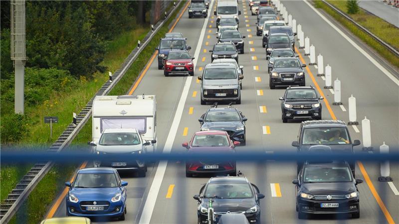 Ferienstart im Norden: Staus auf der A7 und der A1 Reisende müssen zum Ferienstart mit vereinzelten Staus rechnen. (Symbolbild)