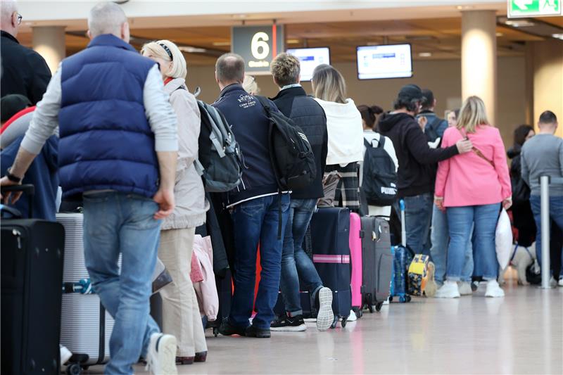 Hamburger Flughafen erwartet Passagieransturm zu Ostern Reisende stehen im Terminal 1 im Flughafen Hamburg an einem Check-In-Schalter an. Foto: Bodo Marks/dpa