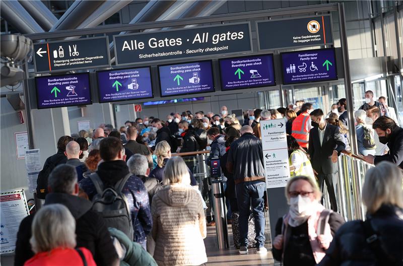 Droht im Sommer Chaos am Flughafen? Was Reisende wissen müssen Reisende stehen in einer langen Schlange vor der Sicherheitskontrolle im Flughafen Hamburg. Foto: Christian Charisius/dpa