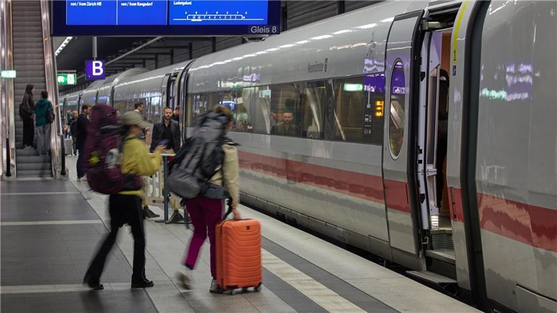 Reisen zwischen Hamburg und Berlin haben abgenommen Reisende steigen am Berliner Hauptbahnhof in einen Zug nach Hamburg. (Archivbild)