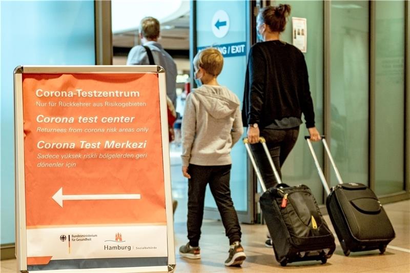 Reisende verlassen den Sicherheitsbereich des Hamburger Flughafens. Foto: Axel Heimken/dpa