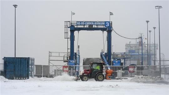 Reisende von und zu den ostfriesischen Inseln sollten vor Fahrtantritt die Fahrpläne der Fähre überprüfen.
