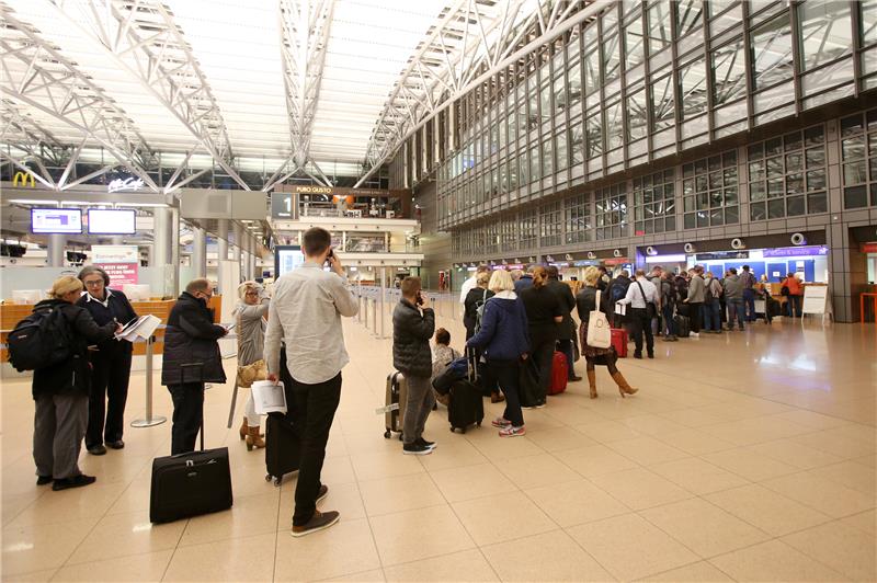 Reisende warten am Flughafen Hamburg an den Ticket- und Informationsschaltern. Nach der erfolgreichen Entschärfung einer Weltkriegs-Bombe ist die Sperrung des Luftraums über dem Flughafen Hamburg aufgehoben. Foto: Bodo Marks/dpa