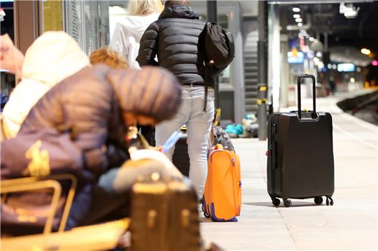 Reisende warten im Hauptbahnhof während des Streiks der Lokführergewerkschaft GDL auf ihren Zug. Die Gewerkschaft Deutscher Lokomotivführer (GDL) hat ihren Streik bei der Deutschen Bahn am frühen Montagmorgen auch auf den Personenverkehr ausgeweitet. Foto: Bodo Marks/dpa