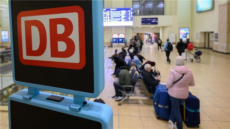 Bahnverkehr in Niedersachsen stark eingeschränkt Reisende warteten am Morgen am Hauptbahnhof in Hannover.
