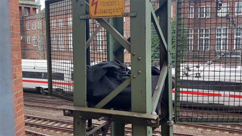 Reisende wollen einen Mann beobachtet haben, der die Reisetasche am Mast ablegte.