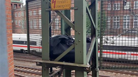 Reisende wollen einen Mann beobachtet haben, der die Reisetasche am Mast ablegte.