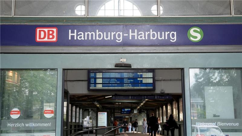 Reisende retten Frau zwischen Zug und Gleis in Harburg Reisende ziehen eine gestürzte Frau vor dem Zug in Harburg zurück auf den Bahnsteig. (Symbolbild)