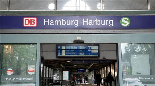 Reisende retten Frau zwischen Zug und Gleis in Harburg Reisende ziehen eine gestürzte Frau vor dem Zug in Harburg zurück auf den Bahnsteig. (Symbolbild)