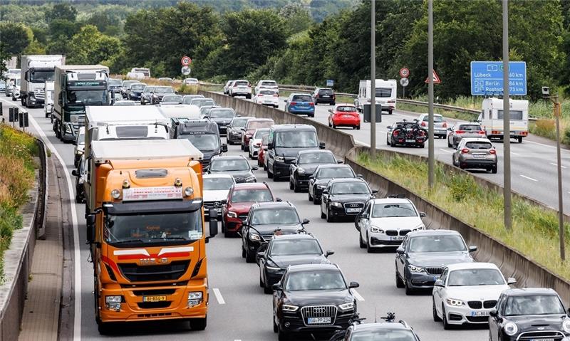 ADAC erwartet „rappelvolle Autobahnen“ am Wochenende in Hamburg Reiseverkehr aus Schleswig-Holstein in Richtung Süden staut sich in Hamburg auf der Autobahn A1 Höhe Moorfleet. Foto: Markus Scholz/dpa