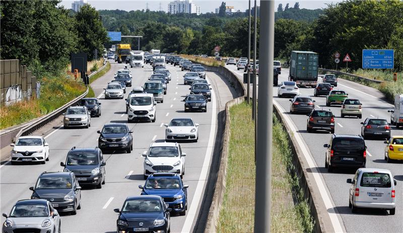 Reiseverkehr aus Schleswig-Holstein in Richtung Süden staut sich in Hamburg auf der Autobahn A1 Höhe Moorfleet. Foto: Markus Scholz/dpa