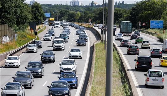 Reiseverkehr aus Schleswig-Holstein in Richtung Süden staut sich in Hamburg auf der Autobahn A1 Höhe Moorfleet. Foto: Markus Scholz/dpa
