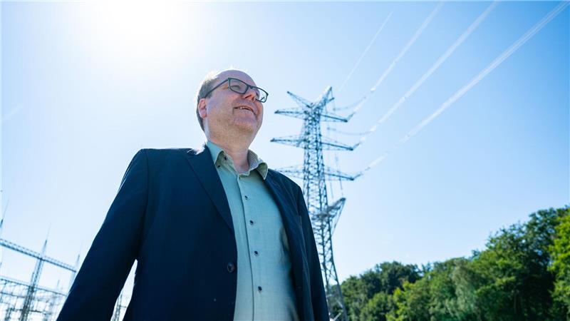 Reist aus Hannover nach Mulsum und blickt mit Interessierten unter anderem auf die Energiewende: der niedersächsische Umweltminister Christian Meyer (Grüne).