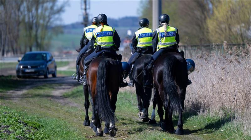 Castor-Behälter erreichen Zwischenlager - Stiller Protest Reiter der Pferdestaffel der Bundespolizei Berlin sichern kurz vor der Ankunft eines Zuges mit Castor-Behältern Bahngleise ab.