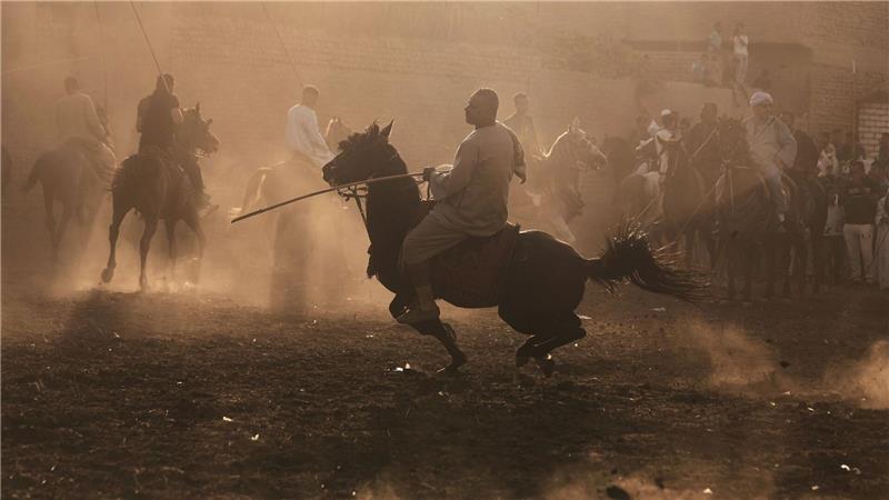 Bilder des Tages Reiter verschiedener Stämme treten während der traditionellen Pferdesportveranstaltung „Al-Mermah“ in Ägypten gegeneinander an.