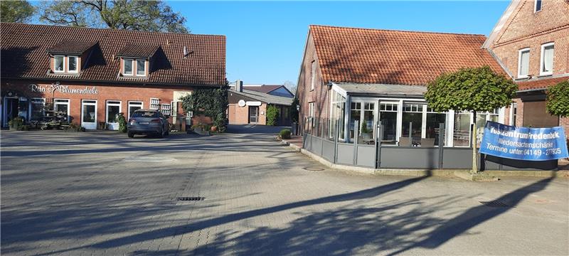 Reithalle und Schützenhaus sind beim Blick zwischen den Gebäuden hindurch sichtbar. Rechts ist die Gaststätte Niedersachsenschänke zu sehen, links ein Geschäftshaus. Foto: Fehlbus
