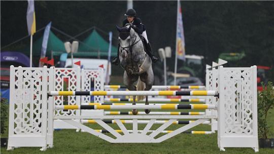 Reitsport der Spitzenklasse können die Besucher vom 14. bis zum 17. August bei der 117. Auflage des Dobrock-Turniers erleben. Unsere Archivaufnahme zeigt die aus Südafrika stammende Springreiterin Alexa Stais.