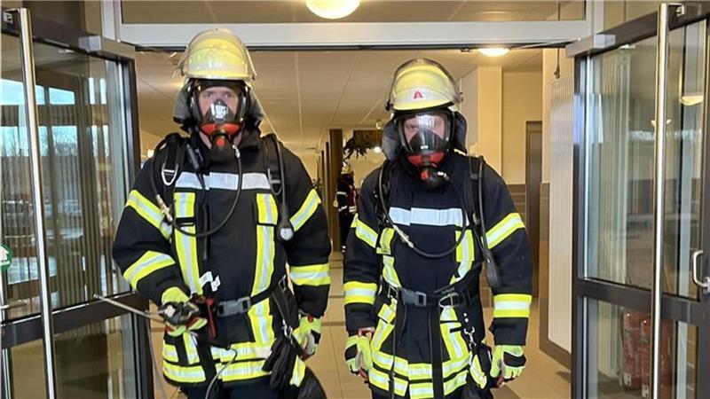 Pfefferspray-Alarm an den BBS Stade nach Streit zwischen Schülerinnen Reizgas-Alarm: Unter Atemschutz waren die Feuerwehrleute in den Neubau der Berufsbildenden Schule III in Stade vorgerückt, zwei Feuerwehrleute kommen von der Messung zurück.