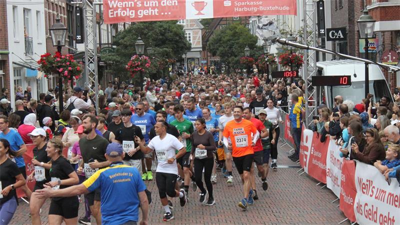 22. Buxtehuder Altstadtlauf: Teilnehmerrekord, lautstarke Fans und spendable Sieger Rekord: 2437 Teilnehmer waren über die gesamten Läufe gemeldet.