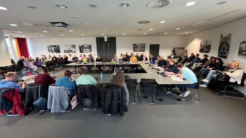 Keine Parteipolitik mehr an Buxtehuder Schulen - AfD deutet Klage an Rekord: Rund 60 Zuhörer verfolgten die entscheidende Sitzung der Politik zur Nutzung von Schulgebäuden in Buxtehude.