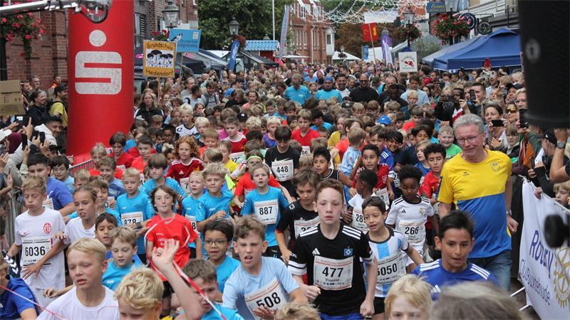 Rekord: Mehr als 1000 Schüler gingen beim 22. Buxtehuder Altstadtlauf an den Start.