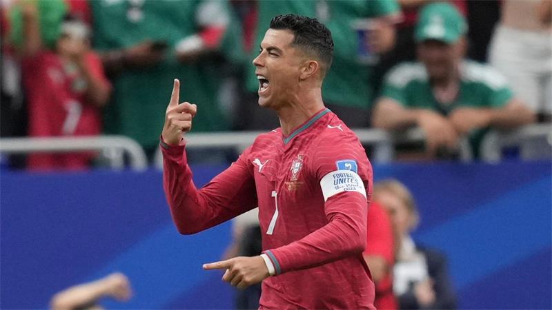 Rekord beim WM-Spiel der Portugiesen gegen Usbekistan: Ronaldo ist der erste Spieler, der bei sechs Weltmeisterschaften getroffen hat.