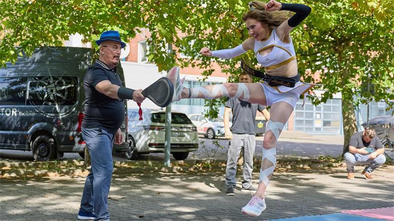 Die Jagd nach verrückten Rekorden Rekordjägerin Palina Glebova stellt beim weitesten freihändigen Kampfsport-Kick einen Rekord von 2,64 Meter auf.