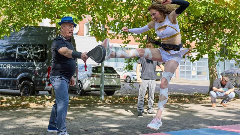 Die Jagd nach verrückten Rekorden Rekordjägerin Palina Glebova stellt beim weitesten freihändigen Kampfsport-Kick einen Rekord von 2,64 Meter auf.