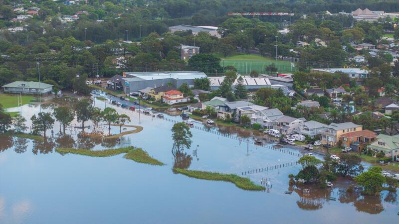 Regenchaos in Sydney: Wohnviertel versinken im Wasser Rekordniederschläge in Sydney und Teilen von Neusüdwales haben zu Überschwemmungen und weitreichenden Schäden geführt, so dass die Behörden für einige Gemeinden Evakuierungsmaßnahmen anordneten.