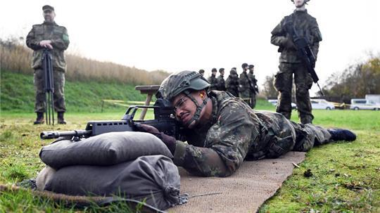 Rekruten bei der Gefechtsausbildung im Rahmen eines Medientages zur Basisausbildung bei der Bundeswehr im Aufklärungsbataillon 7.