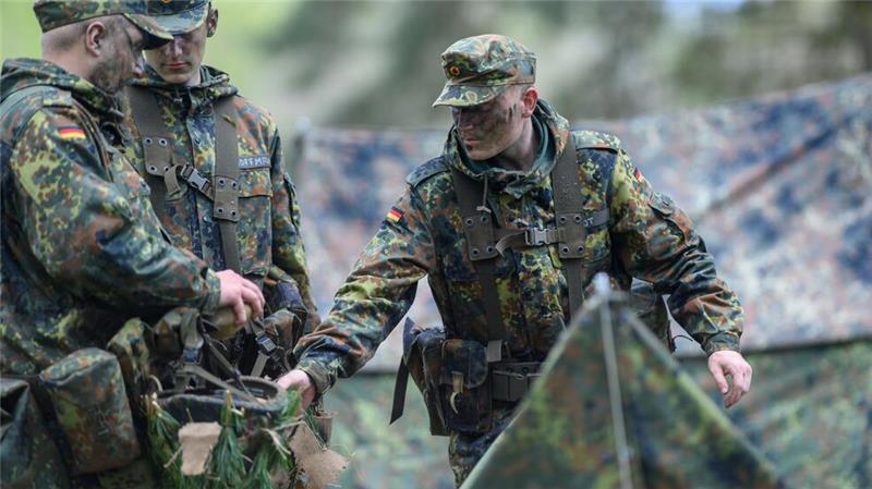 Bundeswehr stellt Division für Heimatschutz auf Rekruten des Logistikbataillons 171 üben den Zeltbau