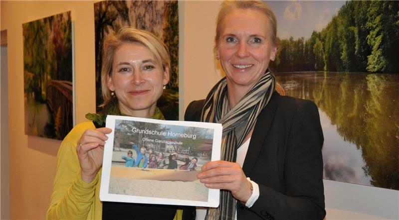 Rektorin Sabine Folster (rechts) freut sich über die Unterstützung durch Kathrin Witthöft bei der Organisation des Ganztagsangebotes . Foto Lankuttis