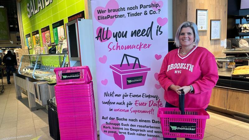 Relana Behrens kann sich vorstellen, durch die rosafarbenen Körbe einen Partner bei Edeka kennenzulernen. Kurz vor der Aktion lernte sie allerdings jemanden kennen.