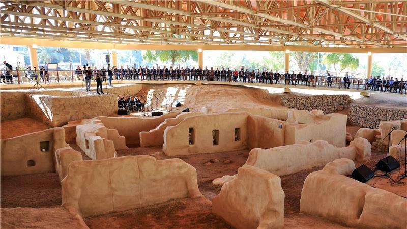 Religiöse und säkulare Würdenträger nehmen an der Eröffnungszeremonie für ein eines Besucherzentrum an der angeblich ältesten Kirchen der Welt in Akaba teil.