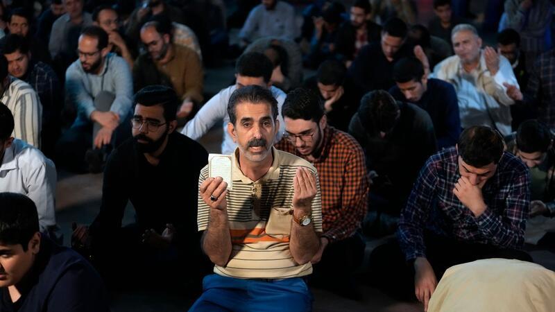 Irans Präsident und Außenminister tot: Staatstrauer befohlen Religionsführer Ajatollah Ali Chamenei rief die Nation dazu auf, für den Präsidenten zu beten.