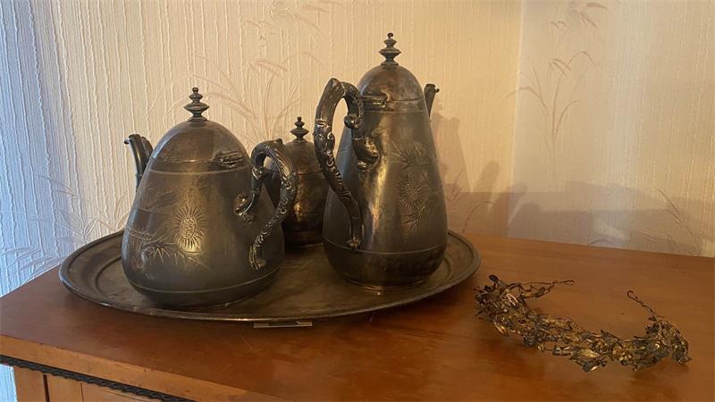 Verschwundene Orte: Dieser Buxtehuder ist im Hotel aufgewachsen Relikt von einem geschichtsträchtigen Ereignis in Peper's Hotel: In diesem Service soll Kaiser Wilhelm bei seinem Besuch in Buxtehude der Kaffee gereicht worden sein.