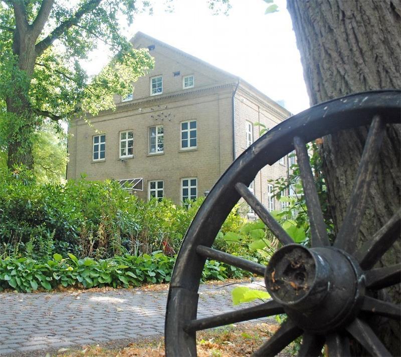 Relikte aus vergangenen Zeiten säumen die Zufahrt zum Gut.