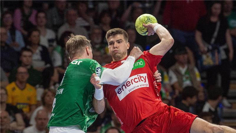 Hannovers Handballer am 31. August gegen Skopje Renars Uscins (r) und die TSV Hannover-Burgdorf treffen auf Skopje.