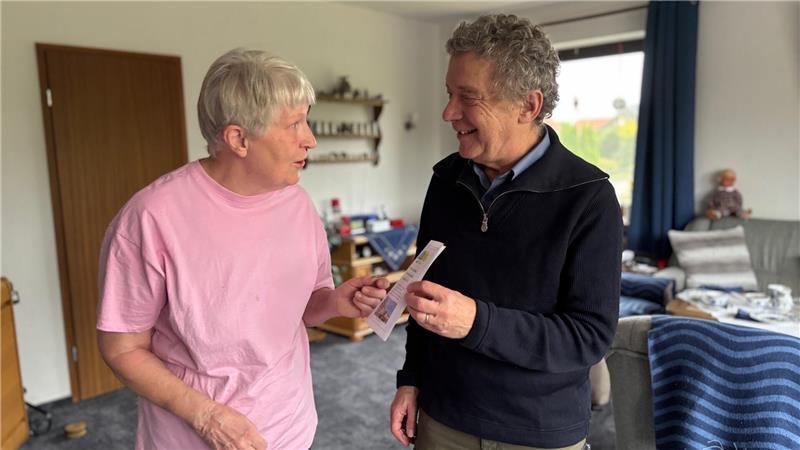 Renate Fick und Wulf Gräntzdörffer verstehen sich super. Die sehbeeinträchtigte Frau freut sich über die ehrenamtliche Hilfe.