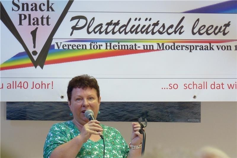 Renate Kiekebusch spricht bei vielen Lesungen weitgehend frei – ihr liegen plattdeutsche Geschichten einfach auf der Zunge – und genau das kommt an.  Fotos Eidtmann