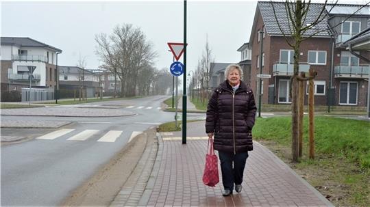 Renate Knuhr ist mit der Einkaufstasche am Neuenteicher Weg unterwegs. Wenn die 74-Jährige bis zu einem der großen Märkte an Paschberg oder Mittelfelder Straße gelangen will, sind das für Hin- und Rückweg rund sechs Kilometer zu Fuß. Sie wü