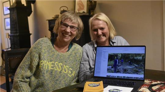 Renate Köhn-Brüggmann und Petra Hege freuen sich über die Fortschritte, die der Verein erreicht hat und der auf der Homepage dokumentiert ist.