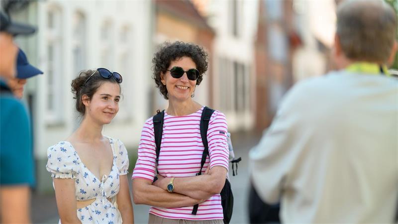 Morden in Leer - Auf den Spuren des „Friesland“-Krimis Renate Volz (2. v. r.) und ihre Tochter Fiona Volz sind extra wegen der Krimiführung nach Leer gekommen.